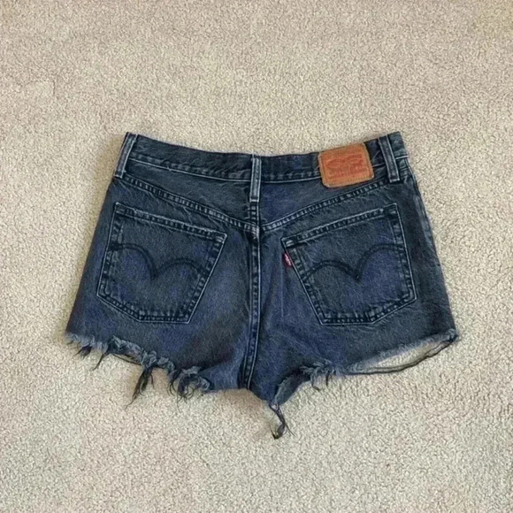 Levi’s Black high rise button front 501 shorts in size 28 - Picture 2 of 4